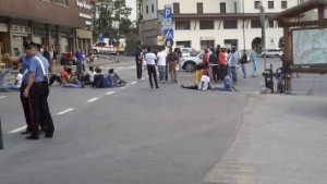 Strada bloccata dai migranti all'Abetone