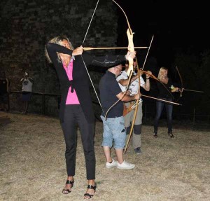 Caterina Bini alle prese con arco e frecce