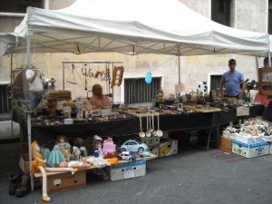 Una delle bancarelle del mercatino