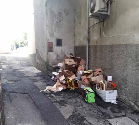 pistoia. VICOLI E ANGOLINI IN BALÌA DEI RIFIUTI