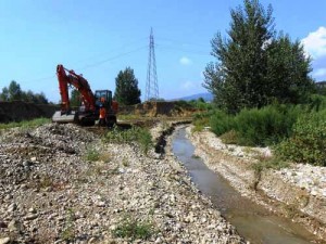 Una recente erosione arginale in fase di riparazione da parte del CBMV