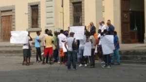 Migranti in protesta davanti la prefettura [foto P. Fortunati]