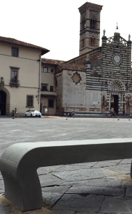 prato. ECCO LE PRIME QUATTRO PANCHINE IN PIAZZA DUOMO