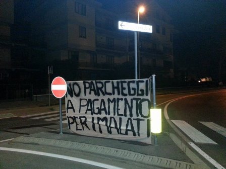 prato-via foscolo. SIT-IN CONTRO LA CHIUSURA DEL PARCHEGGIO