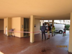 L'ingresso del condominio ove è avvenuto l'omicidio