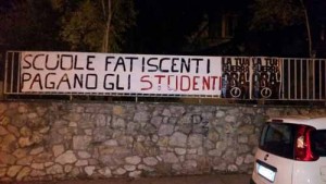 Lo striscione degli studenti