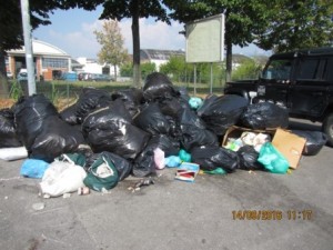 I sacchi neri abbandonati in via Labriola