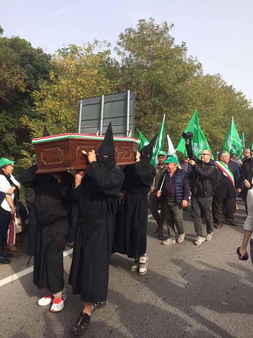 “IL GRANO È MORTO”, ENORME PROTESTA DEGLI AGRICOLTORI