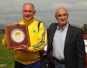 Rosa premiato anni fa dall’Assessore allo sport di Serravalle, Gianfranco Spinelli