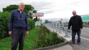 Il fosso laterale sulla Statale 66 a Barba