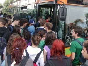 Un pulmann pieno di studenti (foto di repertorio)