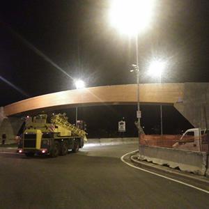 prato. POSATA LA PASSERELLA CICLO-PEDONALE SU VIALE ALLENDE