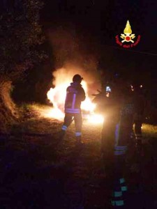 Pistoia. L’auto in fiamme in via di San Quirico