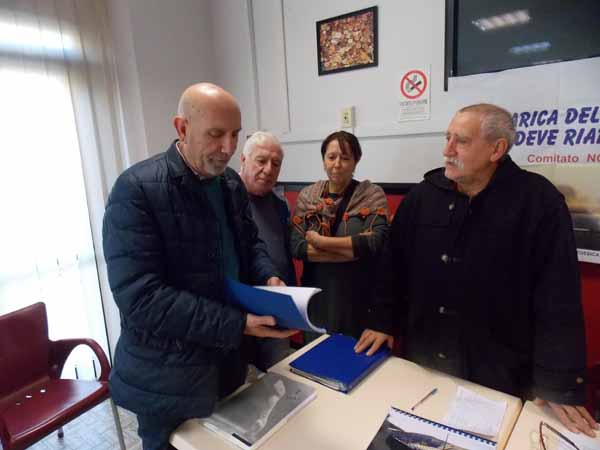 no cassero. «CHIUDETELO!». 1800 FIRME CONSEGNATE AL SINDACO MUNGAI