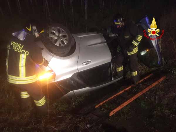 vigili del fuoco. AUTO FUORI STRADA IN VIA PRATESE