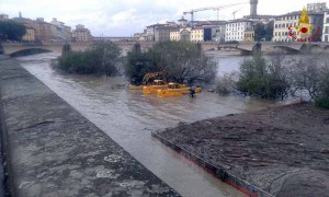 Vigili del fuoco in azione sull’Arno. 1