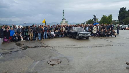 firenze. IN 300 SOTTO L’ACQUA A RICORDARE “AMICI MIEI”