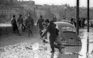 Firenze. Angeli del fango sul Lungarno