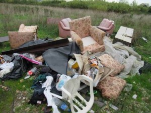 Una parte del materiale scaricato abusivamente in via Torino