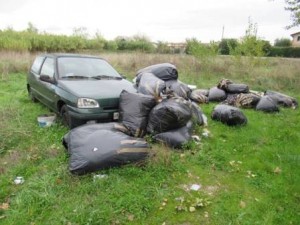 Anche una automobile e tanti sacchi neri nella discarica di via Torino