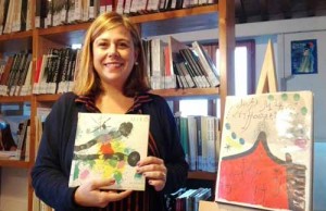 Ambra Tuci con cataloghi di Mirò