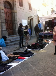 Pistoia, gli abusivi del sabato mattina in via degli Orafi 3