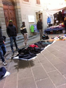 Pistoia, gli abusivi del sabato mattina in via degli Orafi 4