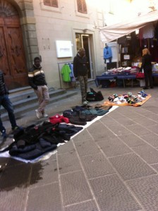 Pistoia, gli abusivi del sabato mattina in via degli Orafi 2