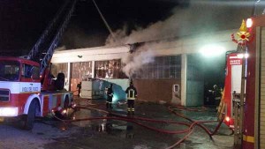 L’edificio in fiamme a Oste di Montemurlo, sede della Ma.Gia