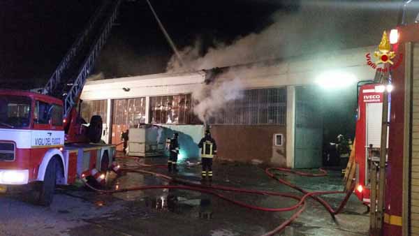 vigili del fuoco. EDIFICIO INDUSTRIALE IN FIAMME A OSTE