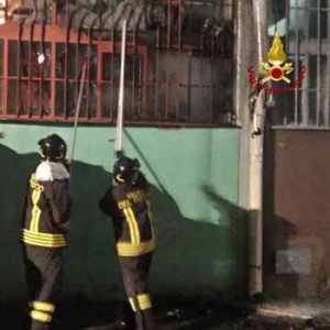 L’edificio in fiamme a Oste di Montemurlo, sede della Ma.Gia. 2