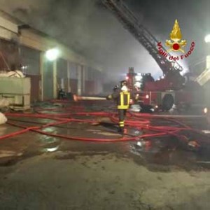 L’edificio in fiamme a Oste di Montemurlo, sede della Ma.Gia. 3