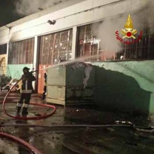 L’edificio in fiamme a Oste di Montemurlo, sede della Ma.Gia. 4