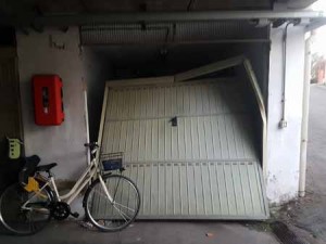 Un saliscendi di garage visitato dai ladri