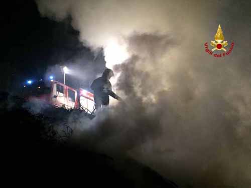 CONTINUA IMPLACABILE L’INCENDIO DI MONTALE