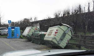 Pistoia. Cassonetti in posizione anomala. 1