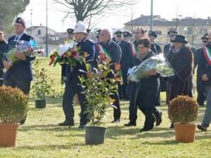 La deposizione dei fiori al monumento