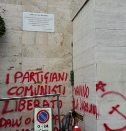 vandalismo. SFREGIO ALLA TARGA PER I MARTIRI DELLE FOIBE