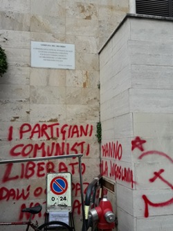 vandalismo. SFREGIO ALLA TARGA PER I MARTIRI DELLE FOIBE