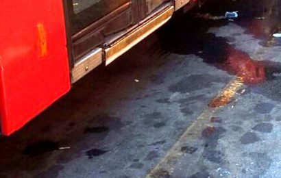 montemurlo. BUS PERDE GASOLIO, MOTOCICLISTA A TERRA