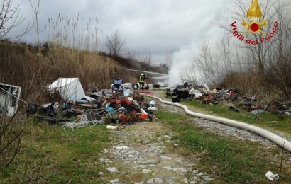 vigili del fuoco. OSPEDALE SAN JACOPO, A FUOCO RIFIUTI ABBANDONATI