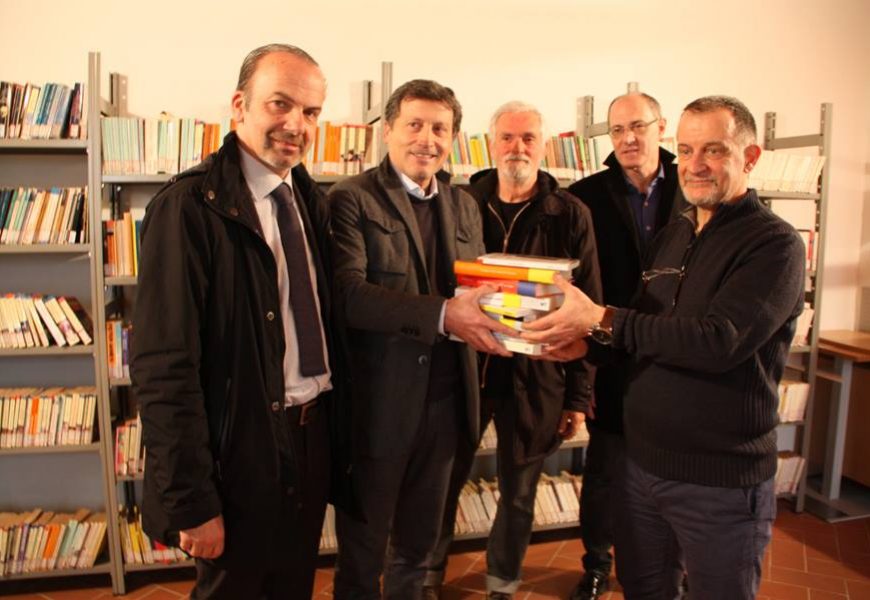 empoli. I COMMERCIANTI DONANO LIBRI ALLA BIBLIOTECA