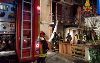 vigili del fuoco. INCENDIO IN UN APPARTAMENTO AD AGLIANA: UN MORTO