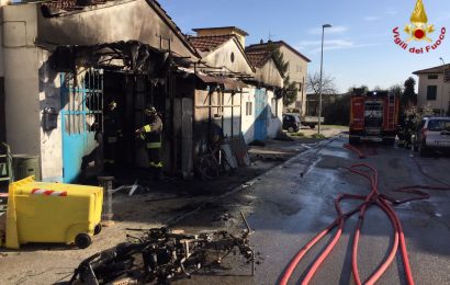 vigili del fuoco. MONTALE, INCENDIO ALL’ESTERNO DI UN’OFFICINA