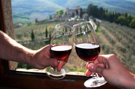 frode. VINO IN POLVERE SPACCIATO PER CHIANTI E FALSE ETICHETTE SUL WEB