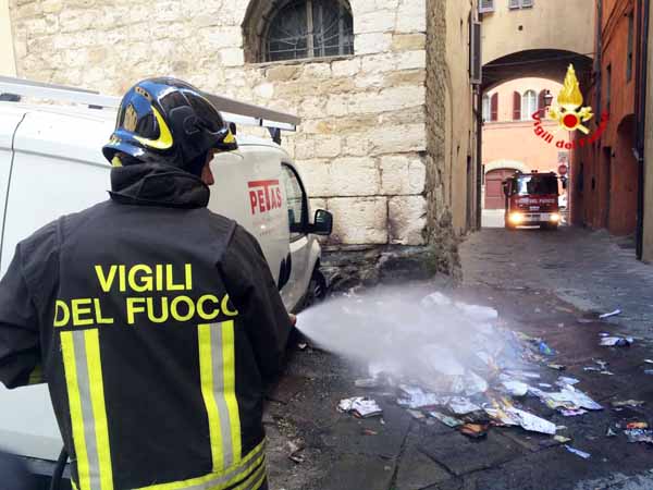 vigili del fuoco. BRUCIA LA CARTA, VEICOLO DANNEGGIATO