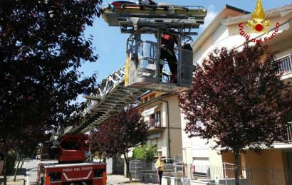 vigili del fuoco. CADE IN CASA, SALVATA DAI VIGILI DEL FUOCO CON UN’AUTOSCALA