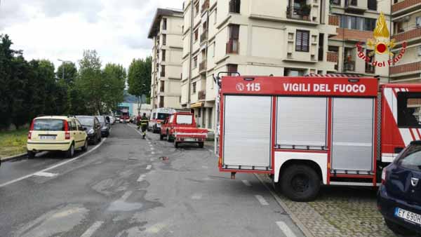 vigili del fuoco.  FUORI DAL TERRAZZO, TENTATO SUICIDIO