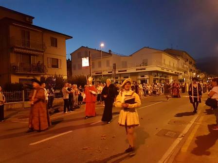 montemurlo. CORTEGGIO STORICO, STRADE PIENE PER LA SFILATA CON LA CAVALCATA STORICA