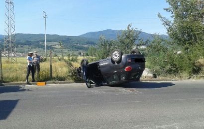 montemurlo. AUTO CAPPOTTA, ILLESI GLI OCCUPANTI